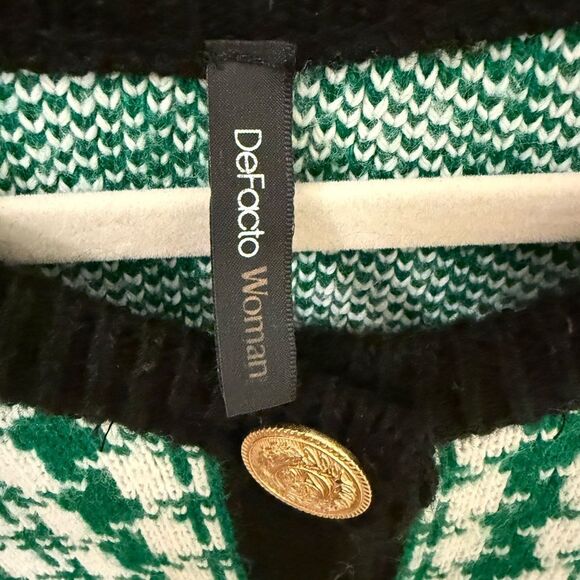 DeFacto Relax Fit Crew Neck Vest with Gold Buttons, Size‎ M - Picture 14 of 15